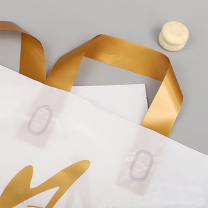 Bolsas <span class=keywords><strong>de</strong></span> compras <span class=keywords><strong>de</strong></span> plástico blanco con diseño dorado personalizado con asa dorada para ir <span class=keywords><strong>de</strong></span> compras - Product Image 3