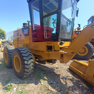Niveleuse CAT 140H, poids opérationnel 14 tonnes, modèle 2021, moteur CAT 3176C ou 3306T, état quasi neuf, pompe et boîte de vitesses. - Product Image 6