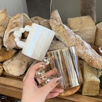 Tasses à café en verre en gros avec anse perlée et soucoupe, mugs à café colorés
