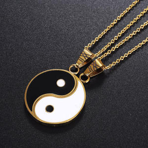 Collar con colgante Tai Chi Bagua, diseño geométrico redondo en blanco y negro, joyería de metal para uso diario - Product Image 1