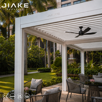 Pergola commerciale en aluminium Jiake avec toit à lames motorisées et ventilateur de plafond extérieur pour hôtel, jardin, gazebo, balcon, terrasse