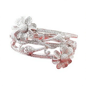 Bracelet jonc floral en argent sterling 925 avec diamants naturels blancs taille brillant de 5,98 carats pour femme Jewelspaark - Product Image 1