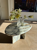 Table Basse Ovale Moderne en Marbre Calacatta Violet Naturel, Écologique, Durable, Unique, avec Veinage Violet et Noir, pour Salon