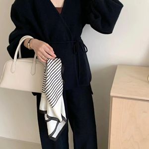 Conjunto de Dos Piezas de Punto para Mujer, Cuello en V, Cinturón Ajustable, Abrigo de Punto y Pantalones Anchos Relajados, Elegante, 100% Cachemira - Product Image 1
