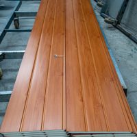 Panneau sandwich en métal gaufré galvanisé de 16 mm, revêtement extérieur, grain de bois, intercouche en mousse de polyuréthane, villa moderne, mur préfabriqué