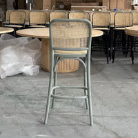 Tabouret de bar empilable en rotin tressé vintage français, avec structure en bois courbé durable, idéal pour la location événementielle