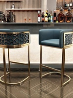 Tabouret de bar moderne et minimaliste de luxe léger avec dossier haut et structure en fer, configuration à pédale, pour usage commercial, zones de visionnage de télévision à côté de la piscine