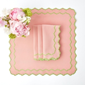 Napperons personnalisés en tissu de luxe français à bord festonné brodé pour hôtel, serviettes en lin 100 % pour mariage - Product Image 5