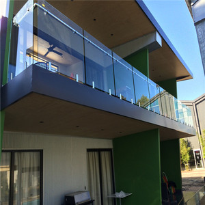 <span class=keywords><strong>Balustrade</strong></span> moderne en verre avec système <span class=keywords><strong>de</strong></span> fixation à vis cachées pour un design esthétique épuré, idéale pour les escaliers intérieurs et les rampes <span class=keywords><strong>de</strong></span> <span class=keywords><strong>mezzanine</strong></span>. - Product Image 1