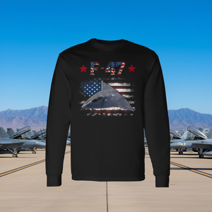 Camiseta de manga larga con diseño de bandera de Estados Unidos y gráfico de avión militar F-47 - Product Image 3