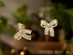Orecchini a perno con fiocco placcati oro 18K con cristalli, gioielli da festa da donna - Product Image 2