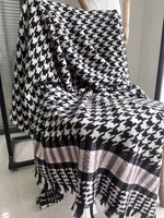 Vente en gros Couverture raschel en laine de luxe personnalisée Châle d'hiver intérieur et extérieur doux et chaud avec glands pour utilisation en avion