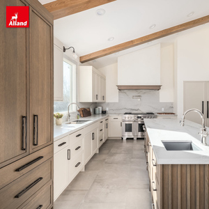 Mobile da Cucina Ecologico in <span class=keywords><strong>Legno</strong></span> Alland con Modanature Francesi, Armadio Laccato Beige Europeo e Isola Doppia in Rovere Bianco - Product Image 1