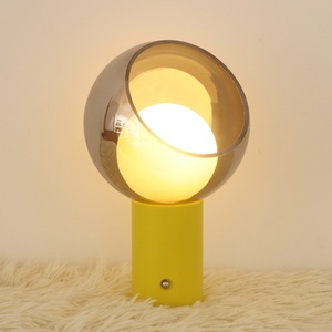 Lámpara de Mesa de Diseño Innovador con Base Metálica, Alimentada por Batería, Luz Ambiental USB LED, Decoraciones de Cuero y Cristal para Decoración del Hogar - Product Image 4