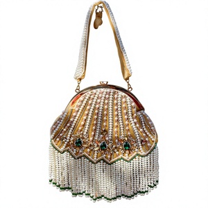 Pochette de soirée élégante faite à la main en forme de coquillage perlé avec franges de perles pour les soirées - Product Image 1