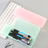 Vente en gros Trousse à crayons transparente givrée créative en plastique Boîte de rangement pour articles de papeterie multi-usages pour étudiants