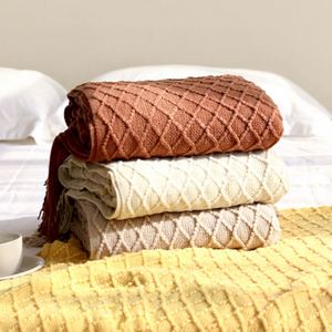 Ensemble de canapés en acrylique tricoté, style simple et uni, pour usage domestique, avec pompons, couverture de lit climatisée universelle toutes saisons - Product Image 1