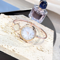 Montre de luxe pour femme avec bracelet en nacre Cadran de bijouterie ouvert compact Niche Type de breloque accessible