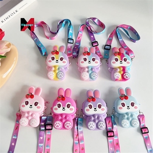 Vanguard <span class=keywords><strong>2022</strong></span> nouvelle mode fraise lapin dessin animé enfants sac en Silicone bandoulière tout match étudiant porte-monnaie - Product Image 2