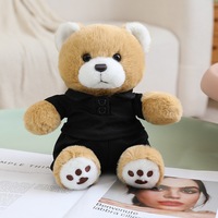 Peluche ours en peluche mignon portant un polo