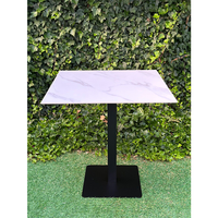 Tables de restaurant en marbre blanc avec pieds noirs