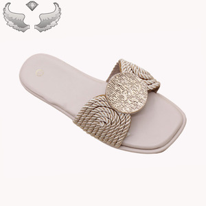 Sandales plates de plage de haute qualité, tendance et très demandées, style rétro décontracté, légères, pour femmes, avec emballage personnalisé du logo - Product Image 3