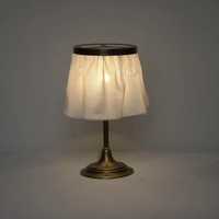 Lampe de table contemporaine en laiton antique avec abat-jour en tissu pour chambre à coucher, café, restaurant, hôtel, intérieur, lampe de table Rye