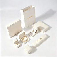 Boîte à bijoux rectangulaire en cuir blanc beige avec doublure en velours, ensemble d'emballage personnalisé avec logo QC Cartiers pour l'affichage des bagues, des bracelets et des colliers