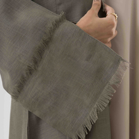 Ensemble Abaya Modeste Personnalisé Vert Sauge et Olive à Col Ouvert pour Femmes Musulmanes, en Crêpe Froissé Premium à Bords Bruts, pour Usage Quotidien, avec Logo Personnalisé Brodé