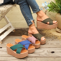 Sandales compensées tendance pour femmes 2026 en gros - Vert foncé à brides croisées texture paille pour l'été et l'extérieur