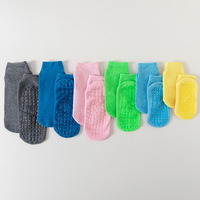 Chaussettes antidérapantes en Spandex/Nylon/Coton pour jeunes sportifs, idéales pour le trampoline et les terrains de jeux, avec logo sur le dessous.