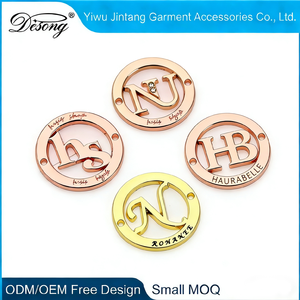 Étiquette métallique ronde ajourée de luxe avec logo découpé en lettres alphabétiques pour vêtements - Product Image 3