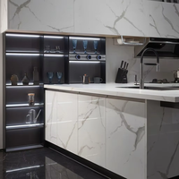 Meubles de cuisine modulaires modernes haut de gamme avec finition laquée, robinet d'évier, charnières et paniers de tiroir pour villas et appartements