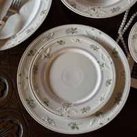 Ensemble de tasses et d'assiettes en céramique à motifs floraux violets français, design en relief, ensemble d'assiettes rétro pour dîner, pour mariage ou événement