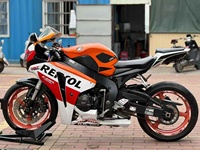 Moto Supersport d'occasion Honda CBR1000RR avec carénage complet, 999 cm³, moteur quatre cylindres en ligne, refroidissement liquide, ABS, embrayage assisté, IMU électronique
