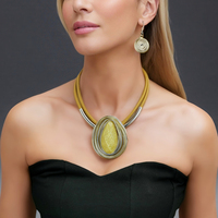 Parure de bijoux ethniques faits à la main, collier pendentif en résine style plage du Moyen-Orient, boucles d'oreilles pendantes en alliage d'aluminium torsadé pour femme