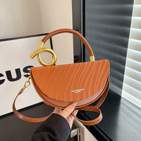 Nouveauté : Sac bandoulière demi-lune pour femme avec poignée spirale en métal doré, en cuir PU effet vague d'eau, mini sac selle de luxe