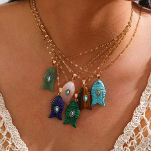 Collar de acero inoxidable 316L al por mayor, chapado en oro de 14k y 18k, con colgante de piedra natural turquesa en forma de pez para mujer - Product Image 1