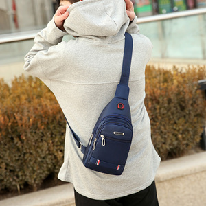 IHK0375 男士时尚涤纶轻质斜挎包适合旅行户外使用小号黑色 - Product Image 1