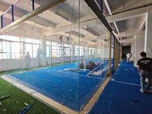 Projet de terrain de padel complet à Surabaya, verre trempé de douze millimètres, campus universitaire, design personnalisé, moderne et haut de gamme - Product Image 1