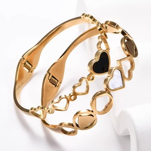 Bracelet manchette ouverte en acier inoxydable plaqué or 18 carats avec breloque cœur creux de 0,3 mm pour femme, bijou décontracté/sportif pour soirée - Product Image 1