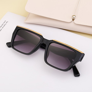 Lunettes de soleil carrées de style européen et américain pour femmes, monture noire en PC, protection UV400, pour la conduite en extérieur et la mode urbaine - Product Image 2