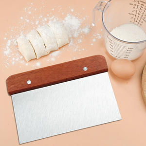 Vendita diretta della fabbrica manico in legno in acciaio inox pasta di <span class=keywords><strong>farina</strong></span> cutter torta crema raschietto <span class=keywords><strong>farina</strong></span> salsiccia raschietto coltello da taglio - Product Image 4