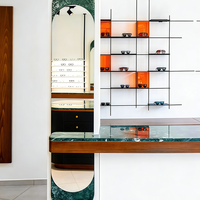 Magasin de vente au détail optique contemporain avec étagères ouvertes à niveaux et vitrines rondes éclairées