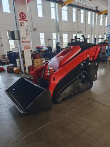 2025年新登場 V1000 ミニスキッドステア バックホー フロントローダー クボタディーゼル 1000LBS積載量 KYB油圧トラックローダー - Product Image 1