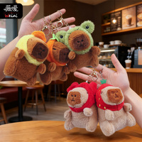 Poupée Capybara en peluche avec casque fraise, inspirée des influenceurs, rembourrée en coton PP, porte-clés, pendentif de sac à dos, petit cadeau, à partir de 14 ans, TOYI