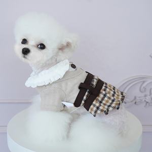 Vestido a cuadros estilo preppy para perro con cuello de encaje, falda para mascota con insignia académica y anilla en D, lindo atuendo de punto para cachorros pequeños - Product Image 6