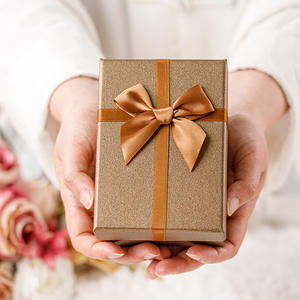 Boîte cadeau cosmétique vide de qualité supérieure fabriquée au Vietnam, boîte d'emballage en papier pour rouge à lèvres de luxe avec nœud - Product Image 1