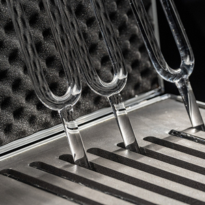 Ensemble de diapasons en cristal de quartz clair SUCCESS 432 Hz pour la guérison sonore avec mallette en daim et étui de transport - Product Image 2