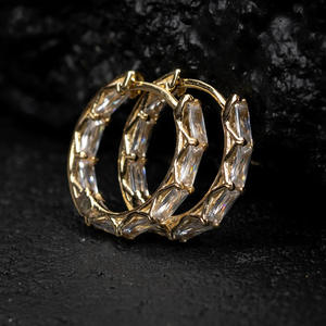 Orecchini a lobo Klunker in oro massiccio 18 carati con diamanti taglio baguette, incastonatura a canale, geometrici, classici, da donna, per tutti i giorni - Product Image 5